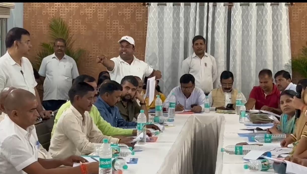 Giridih News: हो-हंगामे के बीच जिला परिषद की बैठक संपन्न, सदस्यों ने जमकर काटा बवाल