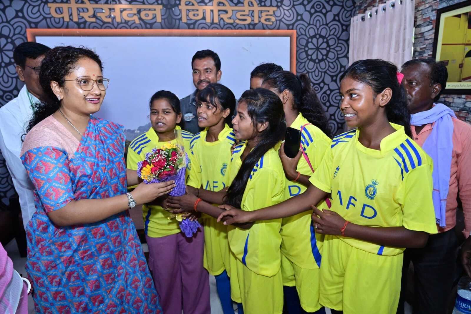 Giridih News: कल्पना सोरेन से मिलीं सेपक टकरा की विजेता खिलाड़ी