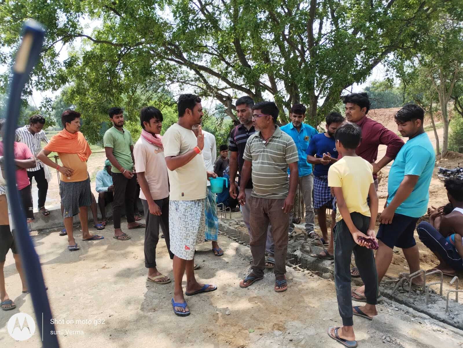 Giridih News :करंभा नदी पर पुल निर्माण कार्य ग्रामीणों ने रोका