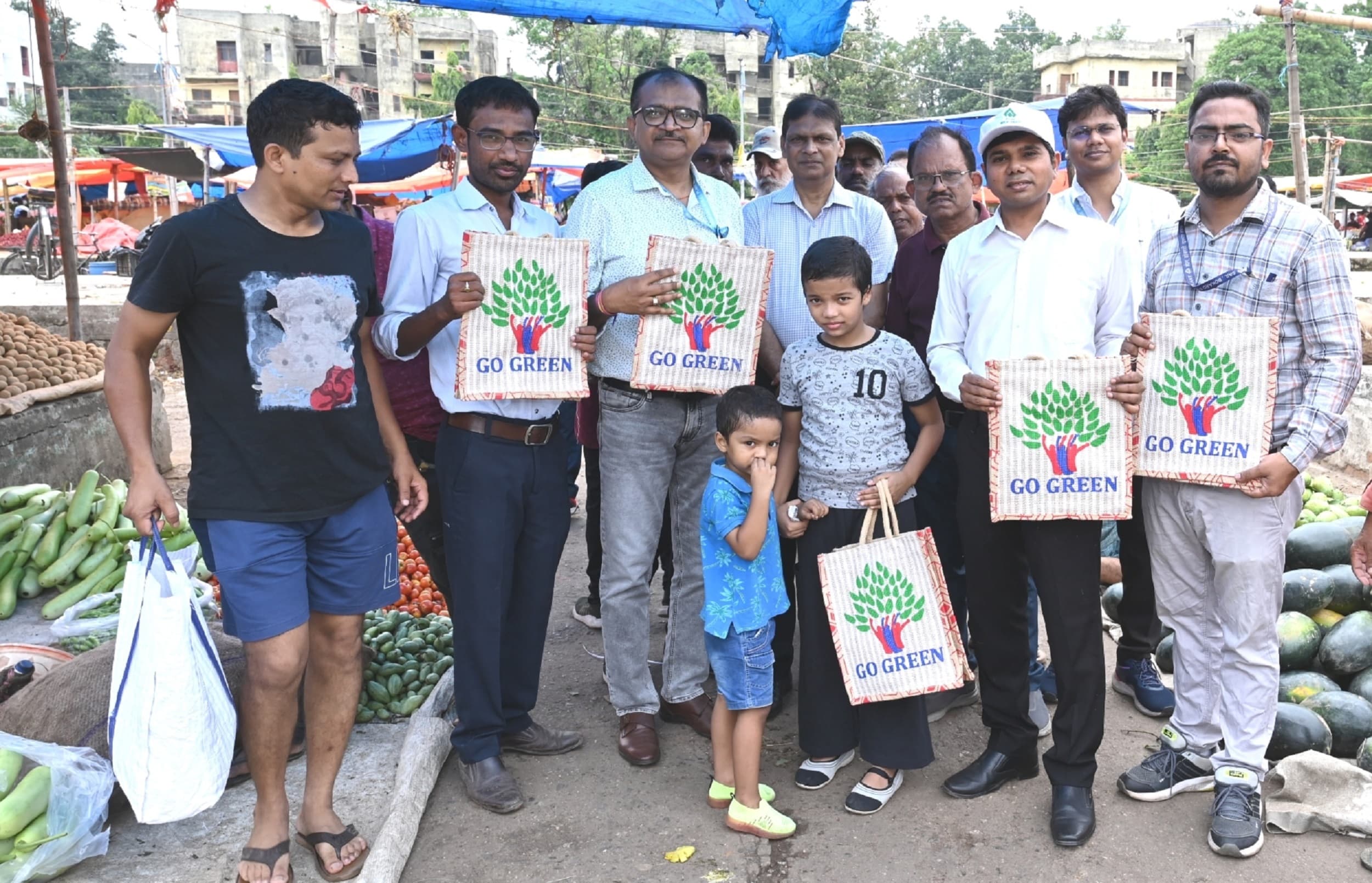 Bokaro News : घर से झोला लेकर आनेवाले को रोज बड्स, नहीं लानेवाले को दिया जूट बैग