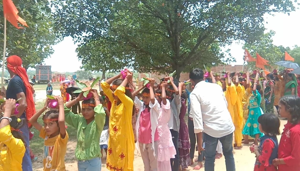 Giridih News :मां दुर्गा की प्रतिमा की स्थापना को ले निकली कलश यात्रा