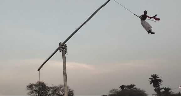 चरक मेला में दिखी आदिवासी संस्कृति की झलक