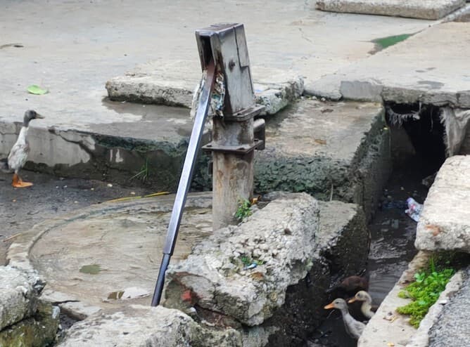 बोरा रखकर हैंडपंप का किया जाता है उपयोग