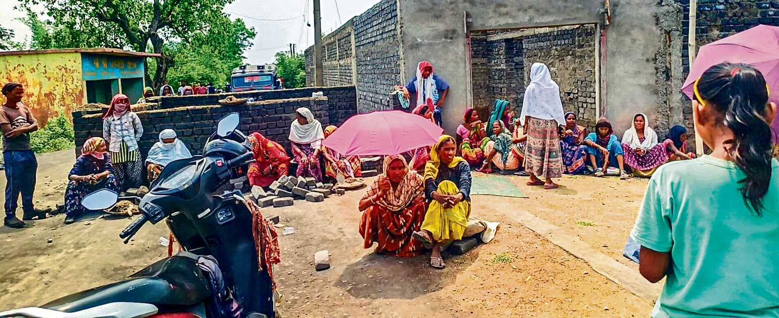 East Singhbhum News : खापरसाई स्थित शाह स्पंज कंपनी में भारी वाहनों का प्रवेश ठप