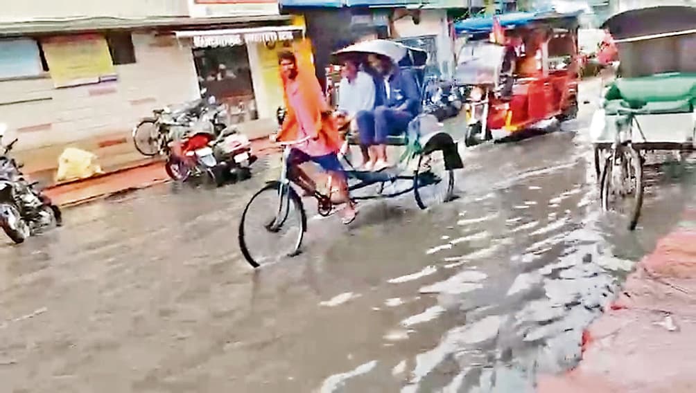Ranchi News: झमाझम बारिश से सड़कों पर जलजमाव, घरों में घुसा पानी