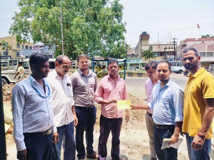 Jamshedpur News : मानगो : सड़क पर कचरा फेंकने वालों से वसूला गया पांच हजार रुपये जुर्माना