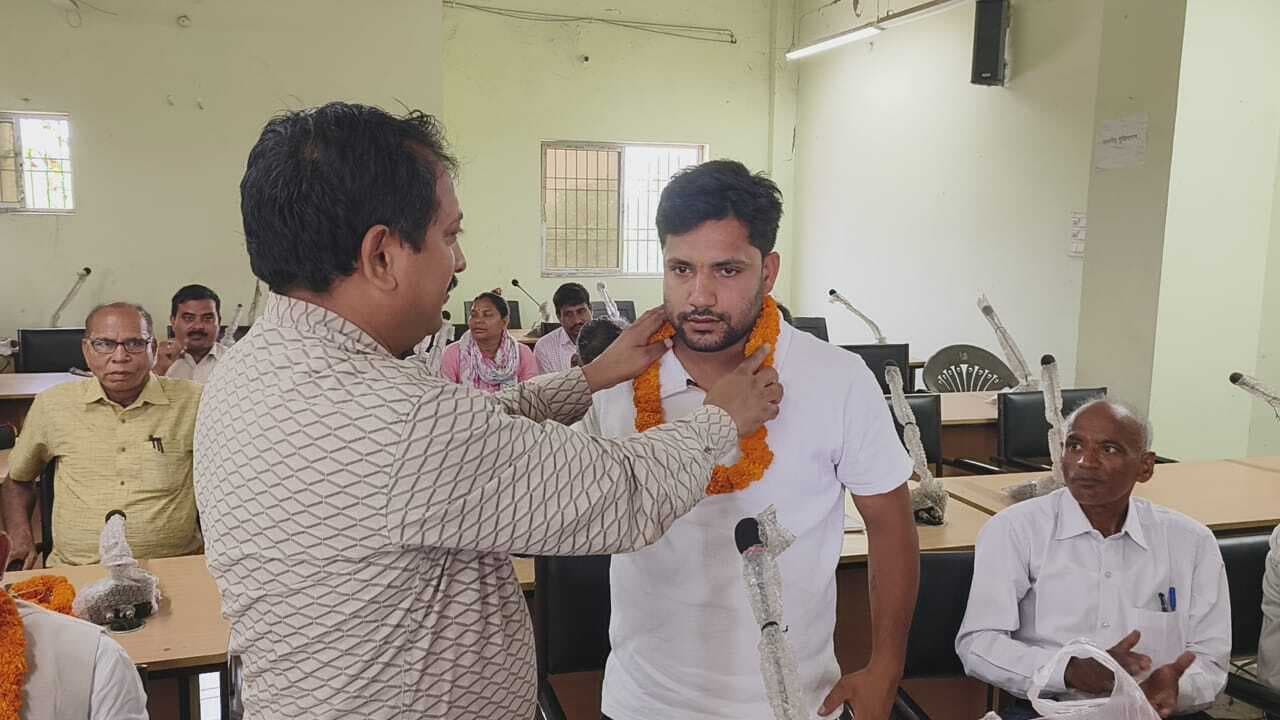 Bhagalpur news बोर्ड नहीं लगने से नहीं चलता योजनाओं का पता