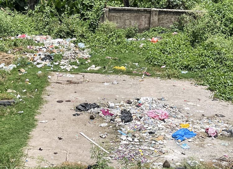 Dhanbad News : एसएनएमएमसीएच : खुले में फेंके जा रहे बायोमेडिकल वेस्ट