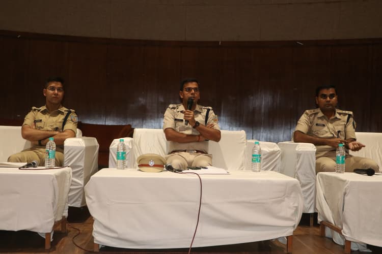 Dhanbad News: काम में लापरवाही करने वालों के खिलाफ होगी कार्रवाई : एसएसपी