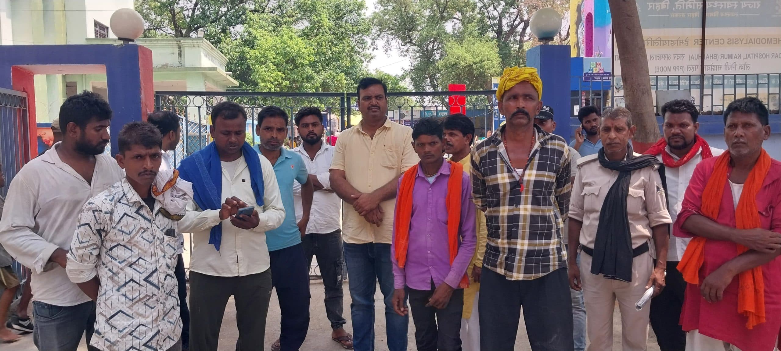 सांप के काटने से अधेड़ ने इलाज के दौरान तोड़ा दम