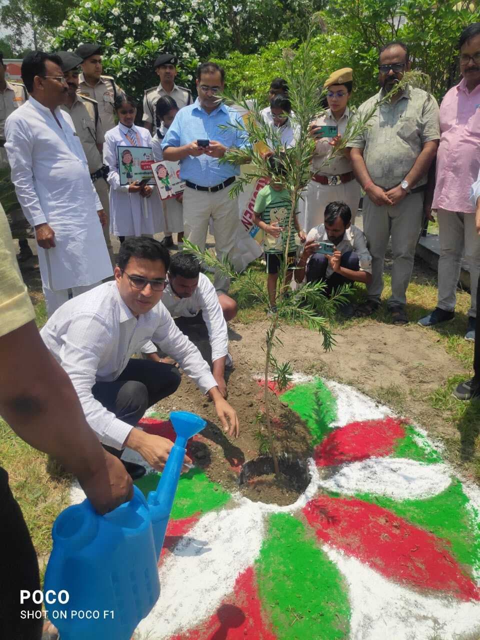 Motihari: डीएम ने हर एक व्यक्ति को पौधा लगाने के लिए किया प्रेरित