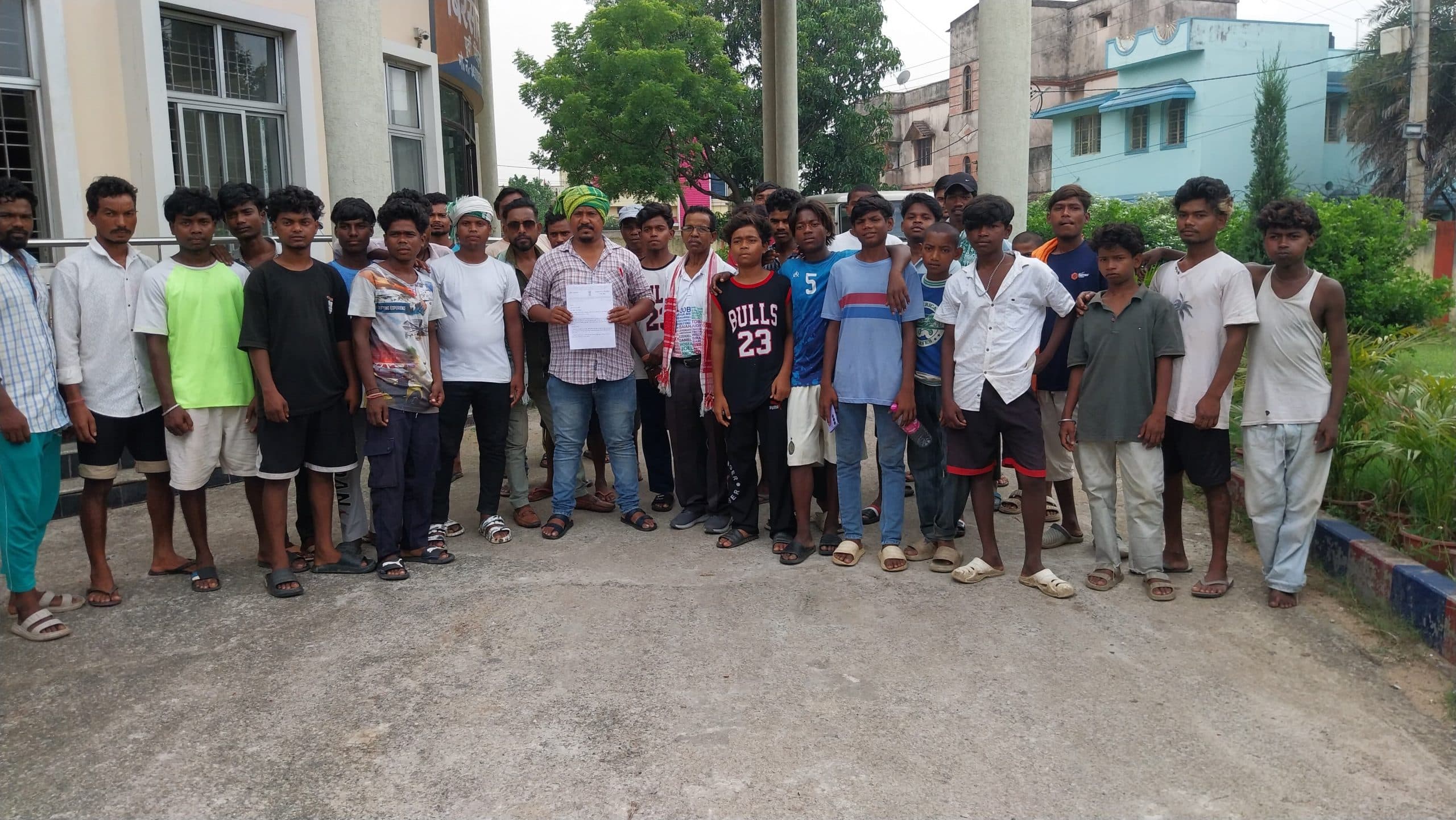 Jamshedpur news. बिरसानगर में सरकारी स्कूल की जमीन को कब्जा करने का विरोध, थाने को मांग पत्र सौंपा