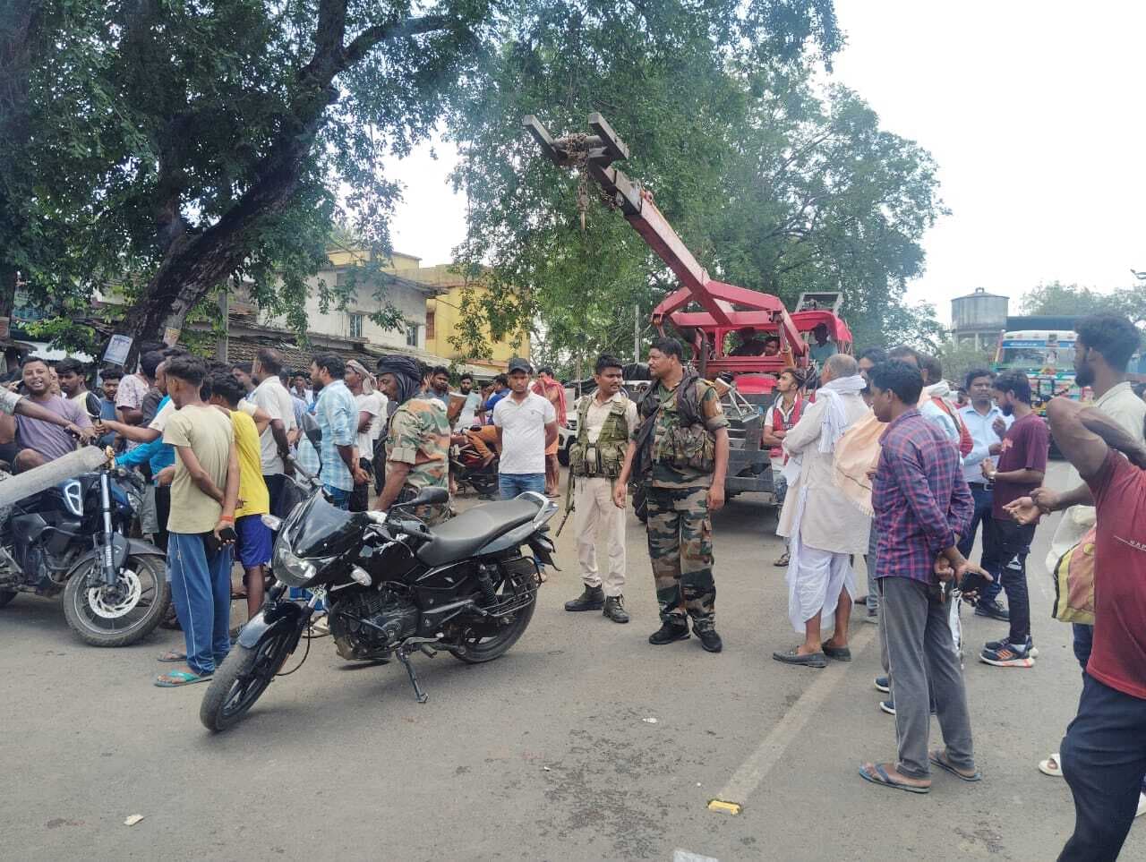 बिजली कटौती से परेशान ग्रामीणों ने एक घंटे सड़क किया जाम