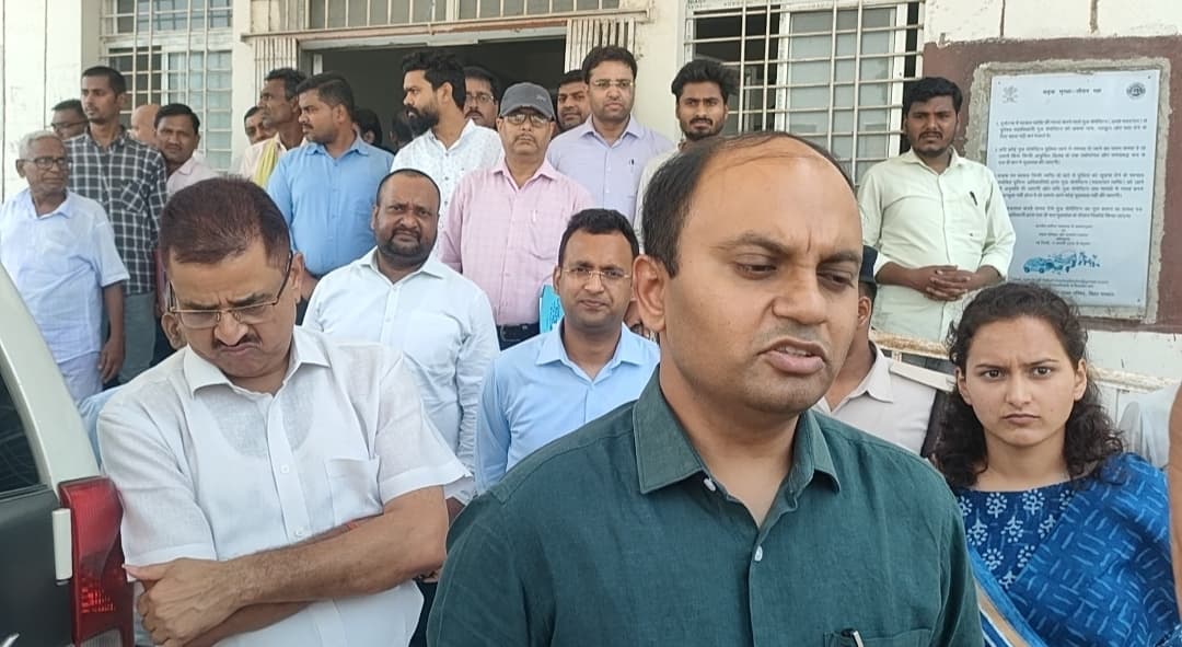 Samastipur News:डीएम ने निरीक्षण कर राजस्व कार्यों में पारदर्शिता लाने पर दिया जोर