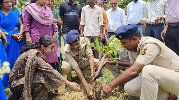 एसपी व नगर आयुक्त ने पाैधारोपण कर पर्यावरण संरक्षण का दिया संदेश