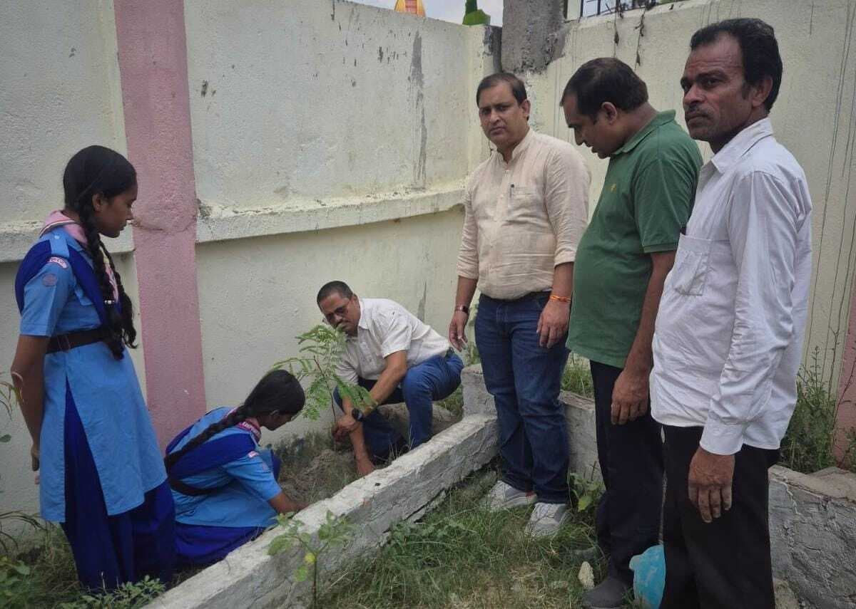 hajipur news. एक पौधा जरूर लगाएं और नियमित रूप से करें देखभाल : डीइओ