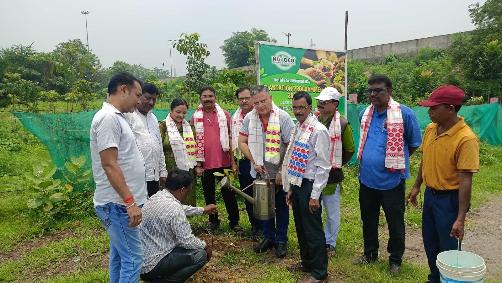 Jamshedpur news. सलगाझरी में बिरसा मुंडा ट्रस्ट ने सखुआ व सगवान के पौधे लगाये