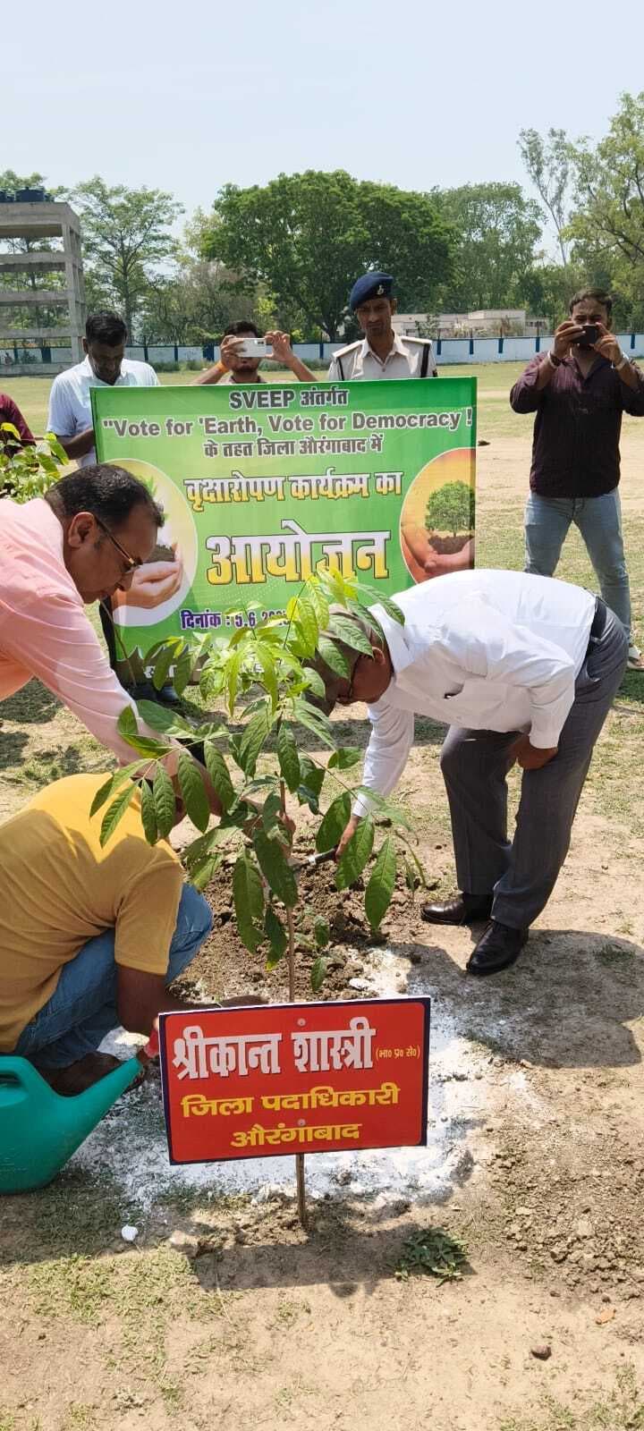 लोकतंत्र को मजबूत बनाने के साथ पर्यावरण संरक्षण भी हमारी जिम्मेदारी : डीएम