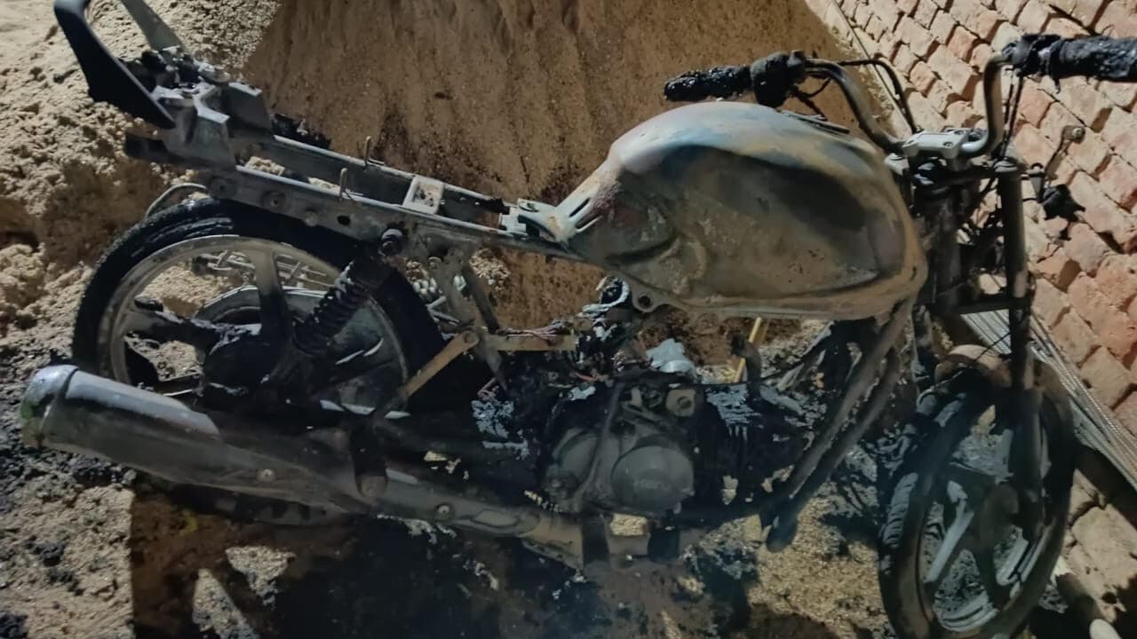 घर में खड़ी बाइक में असामाजिक तत्वों ने लगायी आग