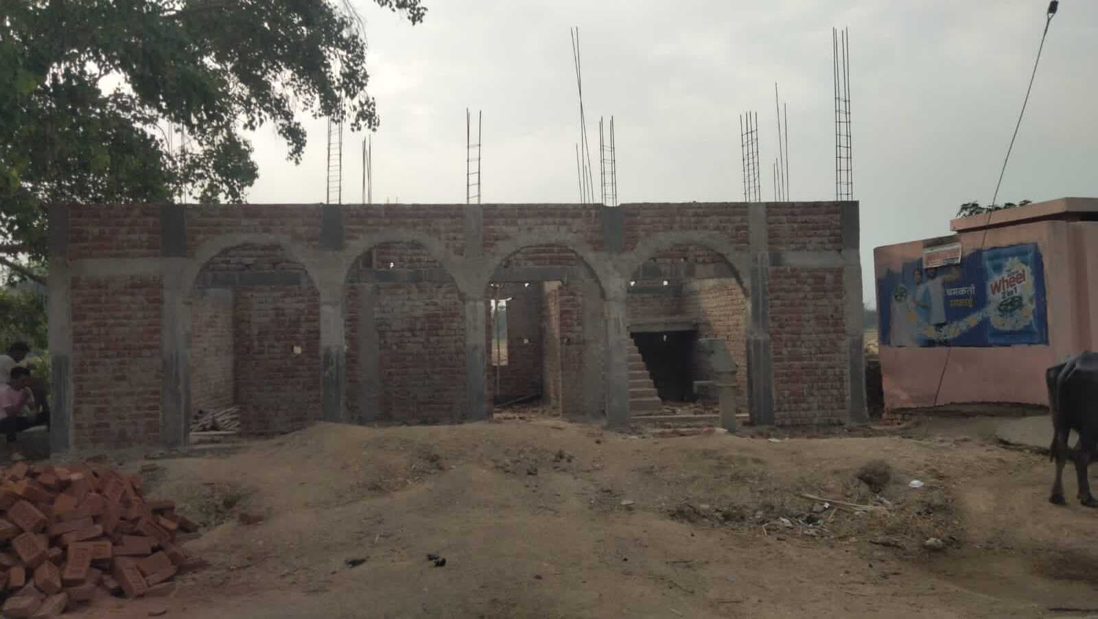 एक कमरे में चल रहे स्कूल के लिए बन रहा नया भवन