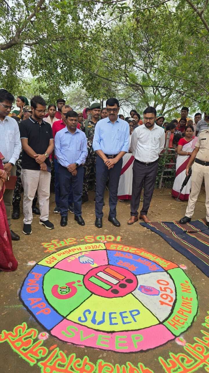 आम का पौधा लगाकर डीएम ने दिया एक वोट एक पेड़ का संदेश