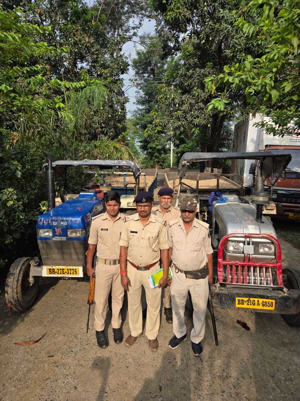बालू लदे दो ट्रैक्टर जब्त
