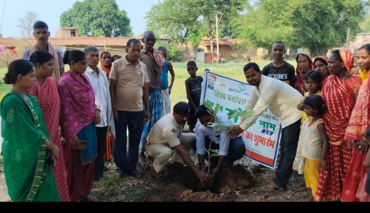 एक पेड़ मां के नाम बेलाटांड़ में हुआ पौधरोपण