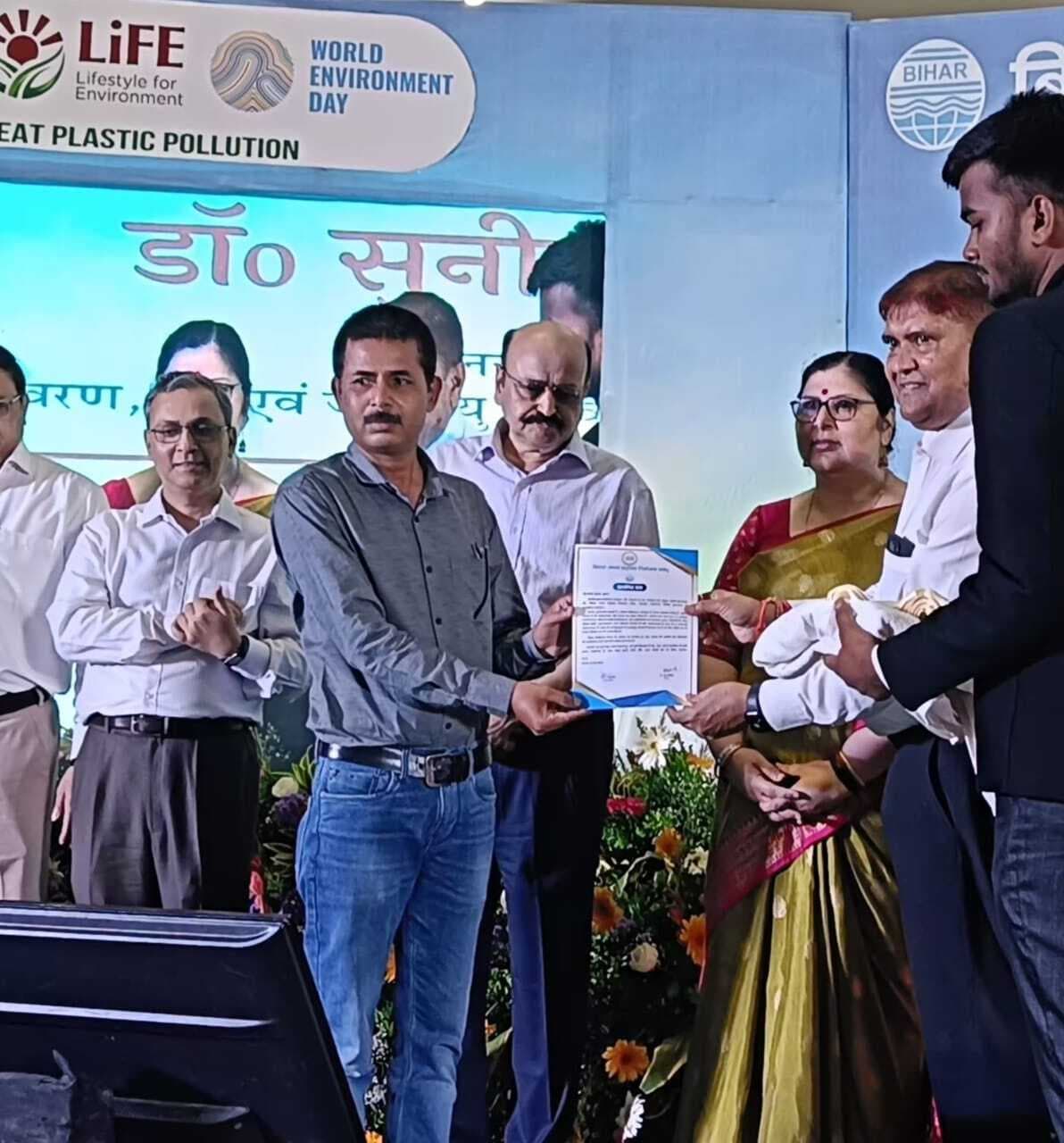 जमुई के संतोष को पर्यावरण मंत्री ने किया सम्मानित