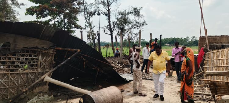 आग लगने से दो घर जले, हजारों की संपत्ति का नुकसान