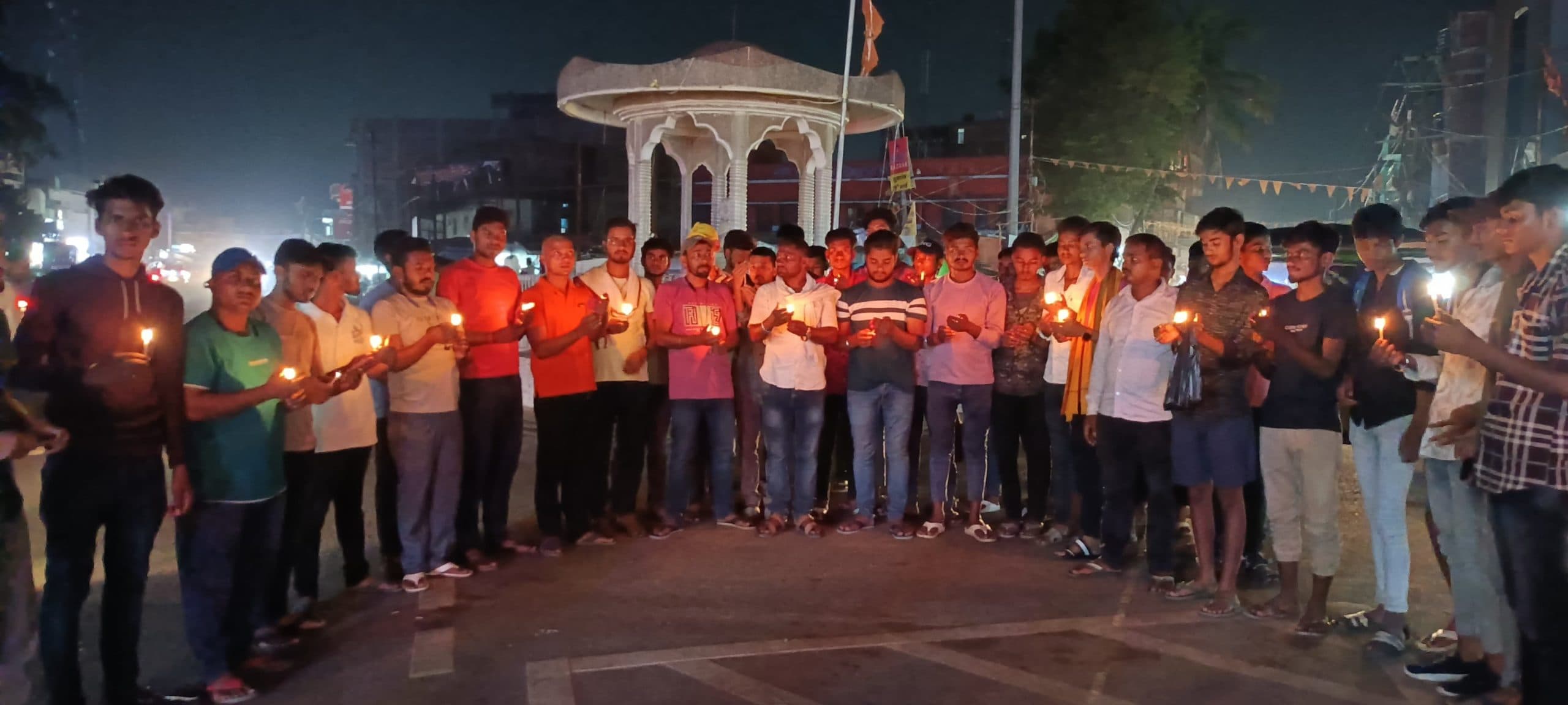 रेप पीड़िता की मौत पर एनएसयूआइ ने निकाला कैंडल मार्च