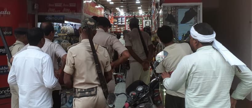 प्रतिबंधित पॉलीथिन को लेकर दर्जनों दुकानों में पड़ा छापा