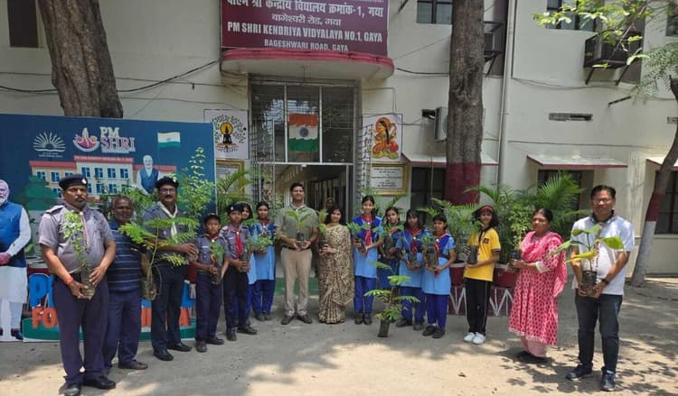 प्लास्टिक का प्रयोग नहीं करने के लिए बच्चों ने बनाये पोस्टर