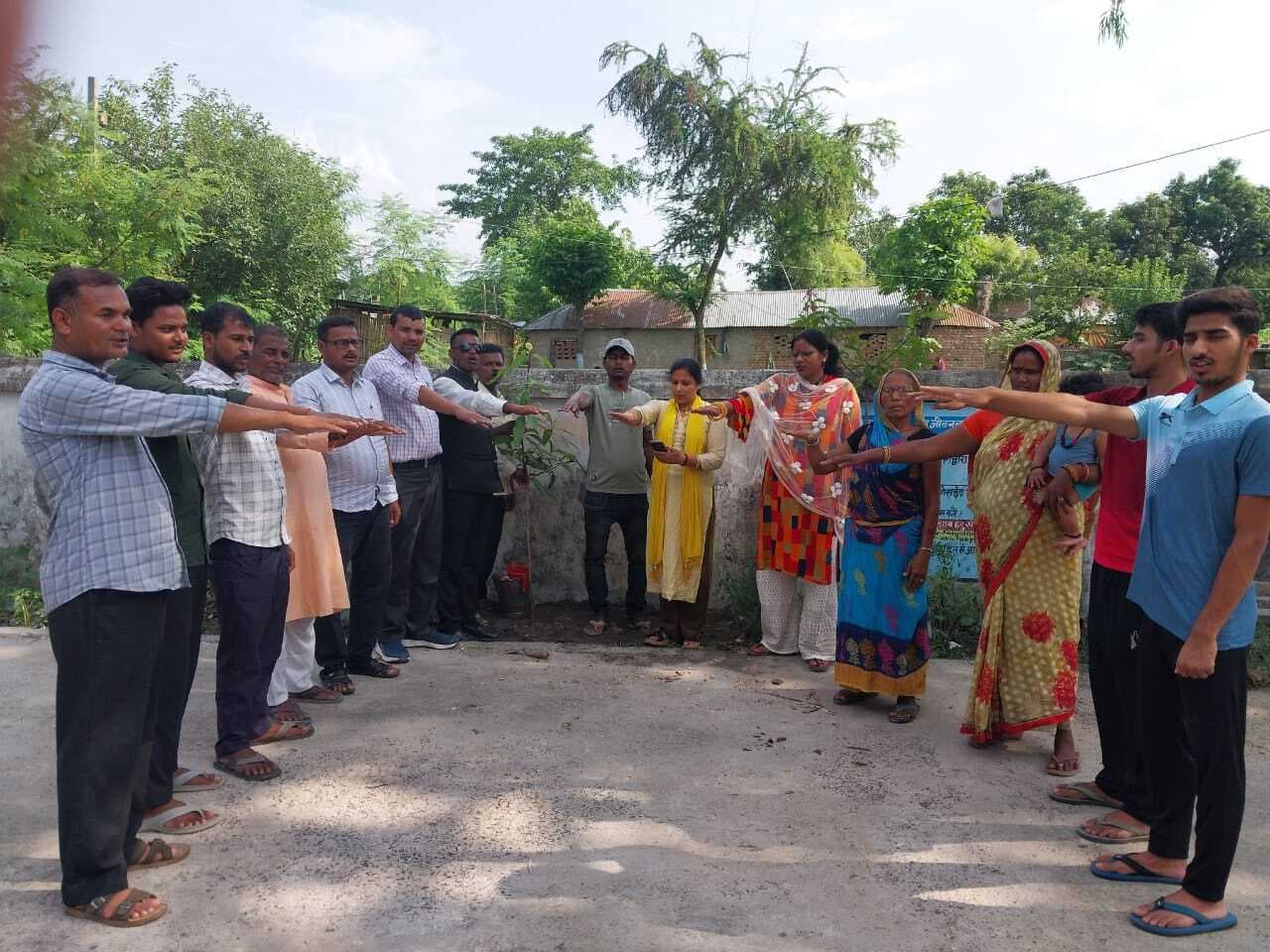 प्रभात खबर की ओर से सरायगढ़ में शिक्षिका के नेतृत्व में हुआ पौधारोपण