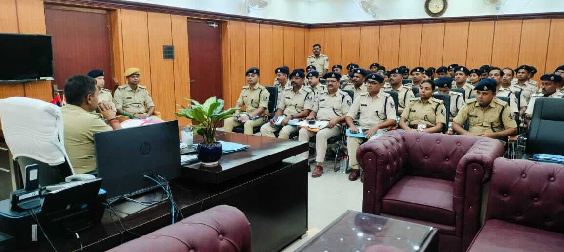 थानों में दर्ज लंबित कांड का निष्पादन तेज गति से करें, एसपी