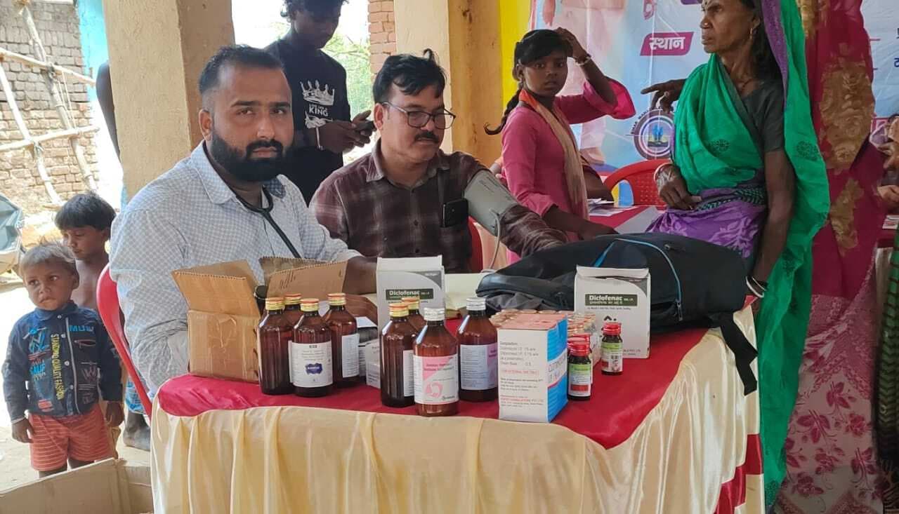 महादलित बस्ती में मरीजों का किया गया उपचार