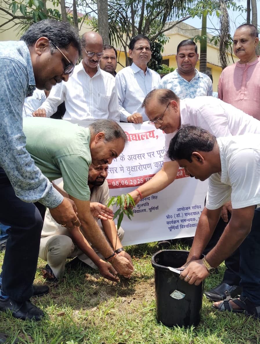 पर्यावरण संतुलन के लिए हर व्यक्ति को एक पेड़ लगाना चाहिए : कुलपति