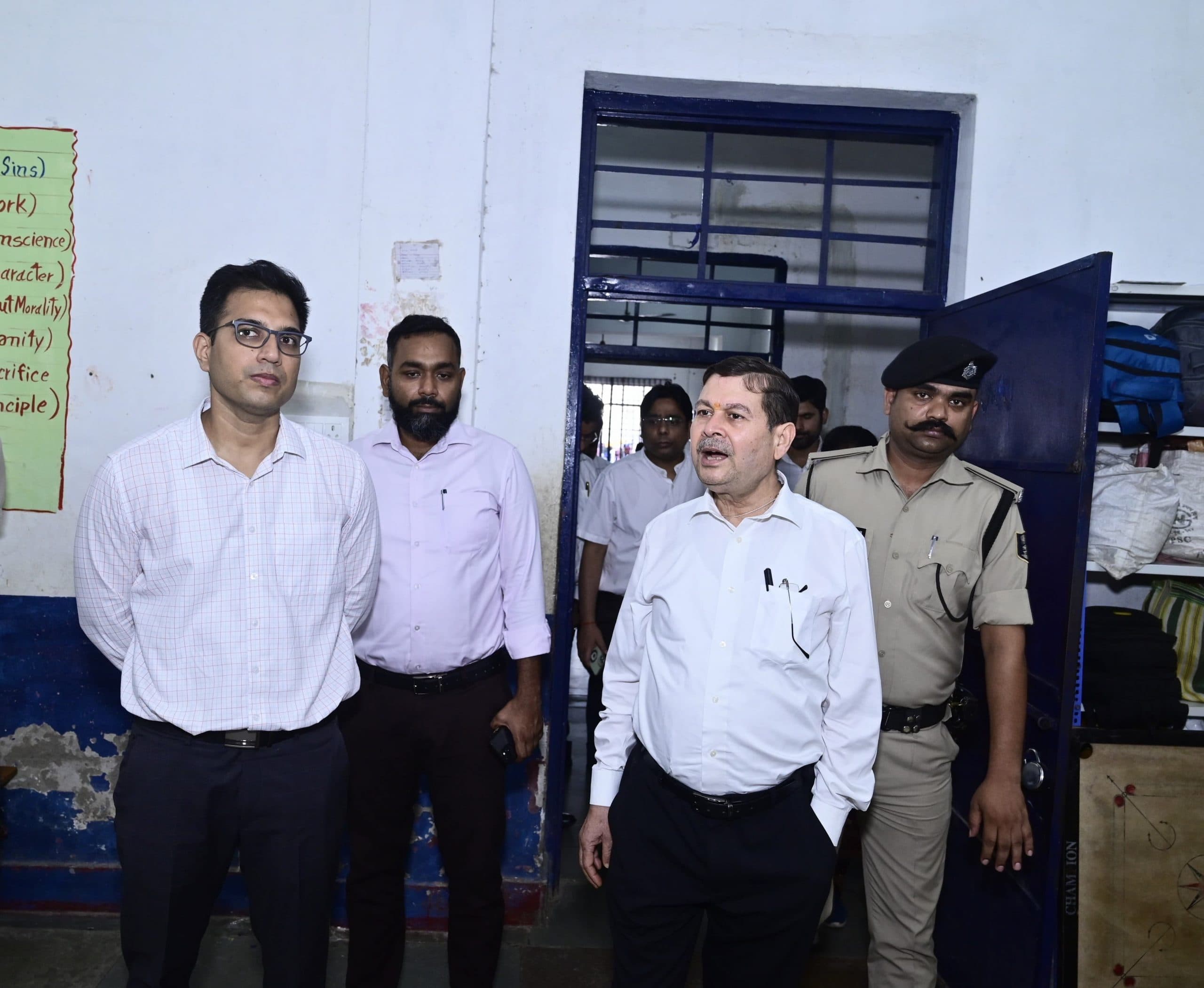 Motihari : जिला एवं सत्र न्यायाधीश व डीएम ने पर्यवेक्षण गृह का किया निरीक्षण