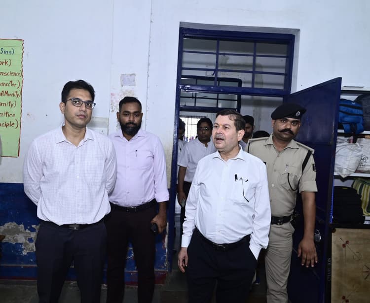 Motihari : जिला एवं सत्र न्यायाधीश व डीएम ने पर्यवेक्षण गृह का किया निरीक्षण