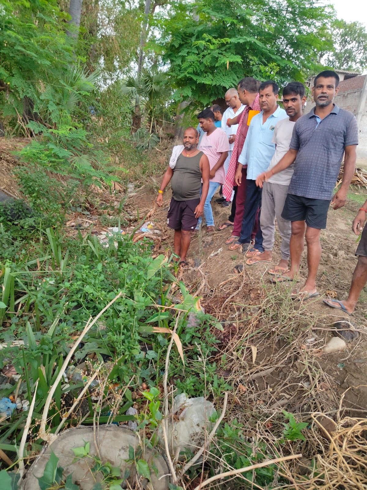 पइन की अधूरी सफाई व पुलिया निर्माण में घटिया सामग्री से किसान नाराज