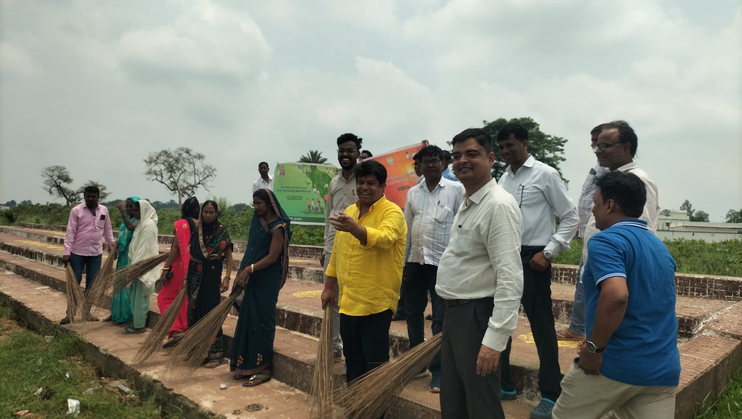 Deoghar news : सारठ के अमृत सरोवर सहित 11 जगहों पर हुआ पौधरोपण, छठ घाट की सफाई भी की