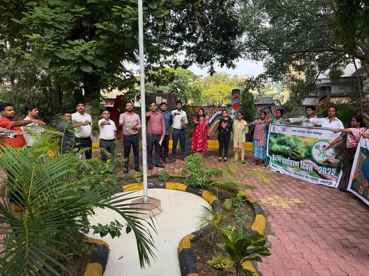 Jamshedpur news. एक पेड़ मां के नाम अभियान की शुरुआत, पौधे लगा रक्षा करने की ली शपथ