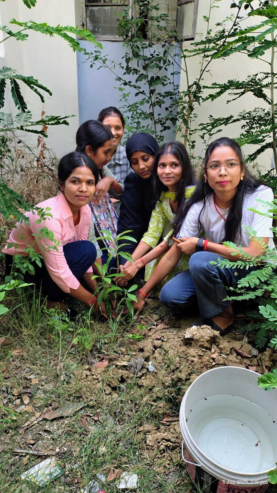 जंतु विज्ञान विभाग के परिसर में छात्राओं ने किया पौधारोपण