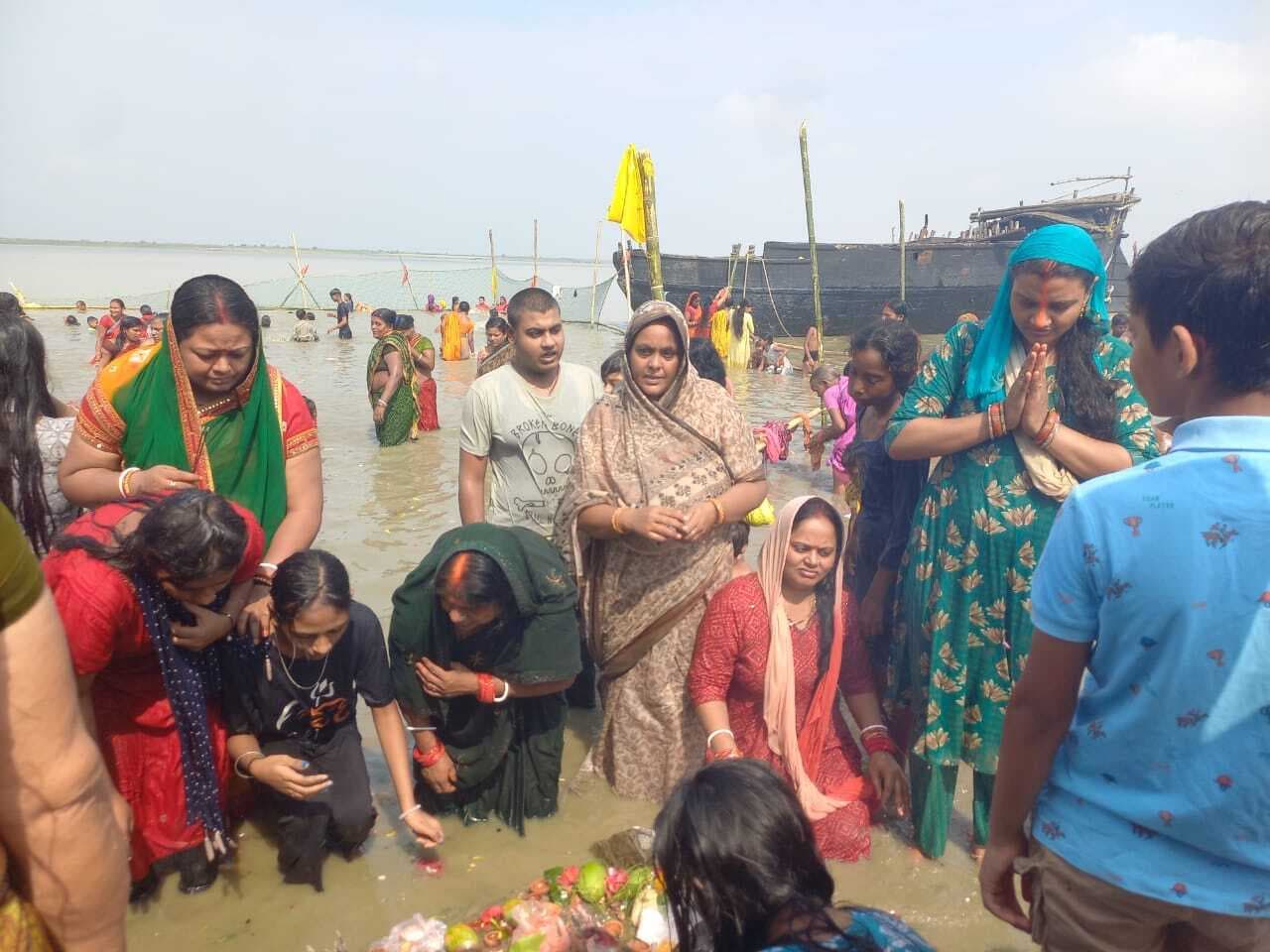 मनिहारी घाट पर श्रद्धालुओं ने किया गंगा स्नान