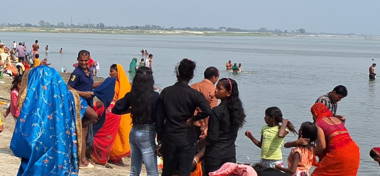 हर हर गंगे के जयघोष से गूंजा त्रिमोहनी संगम तट