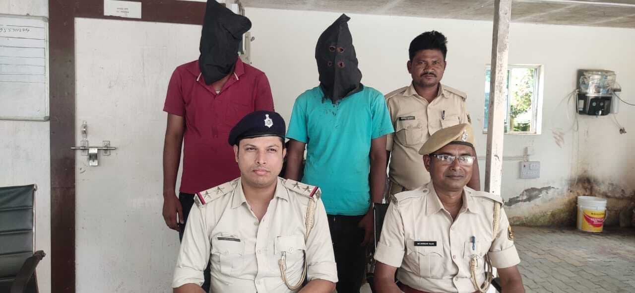 85 बोतल प्रतिबंधित कफ सिरप के साथ दो युवक गिरफ्तार