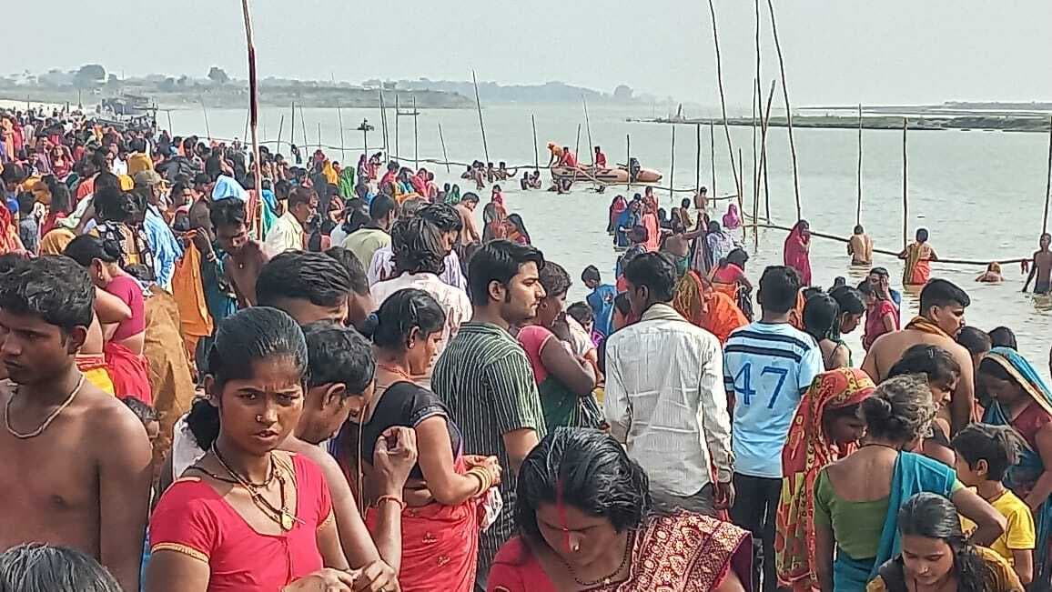 काढ़ागोला घाट पर भव्य गंगा आरती सह महाप्रसाद कार्यक्रमों का आयोजन