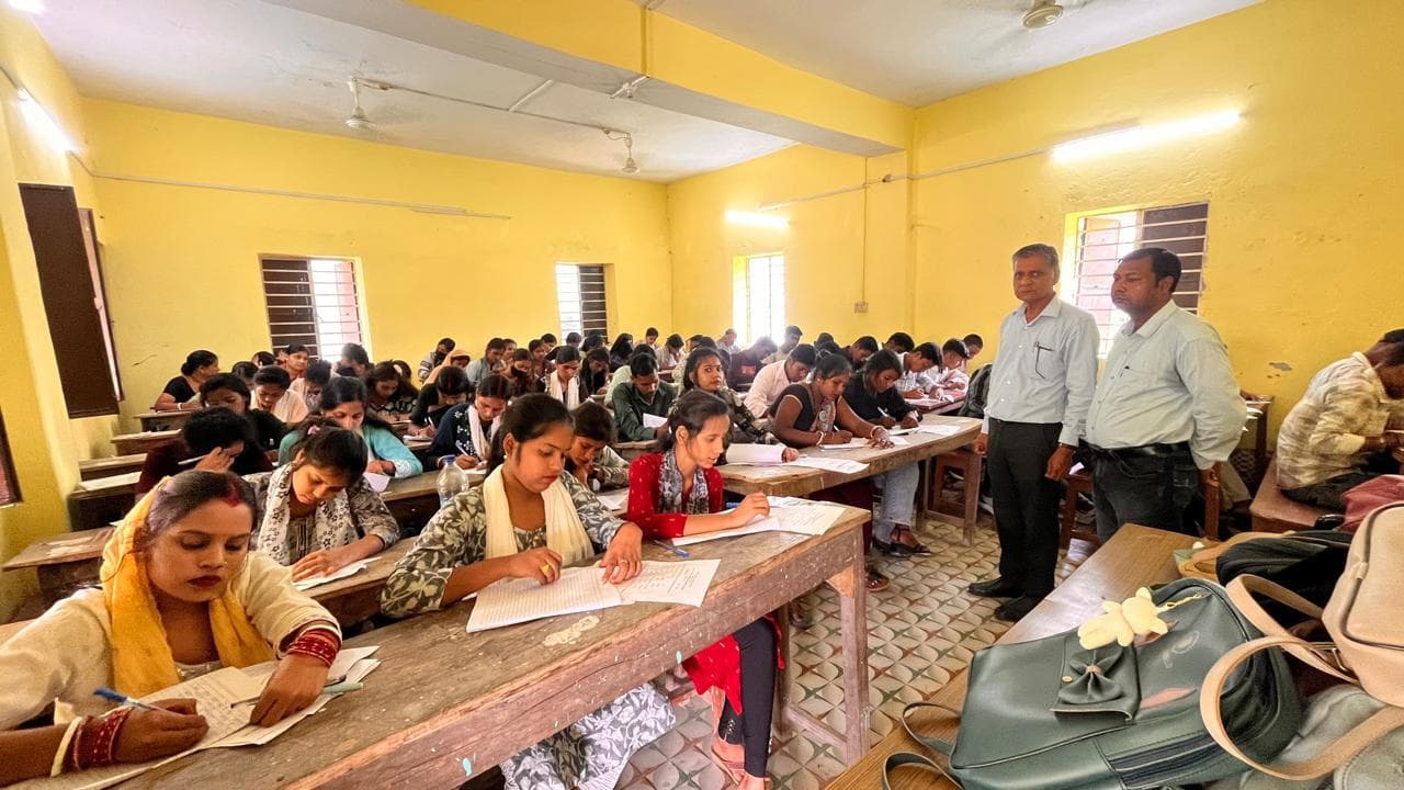 केबी झा कॉलेज में कदाचारमुक्त हुई यूजी फाेर्थ सेमेस्टर सीआईए परीक्षा