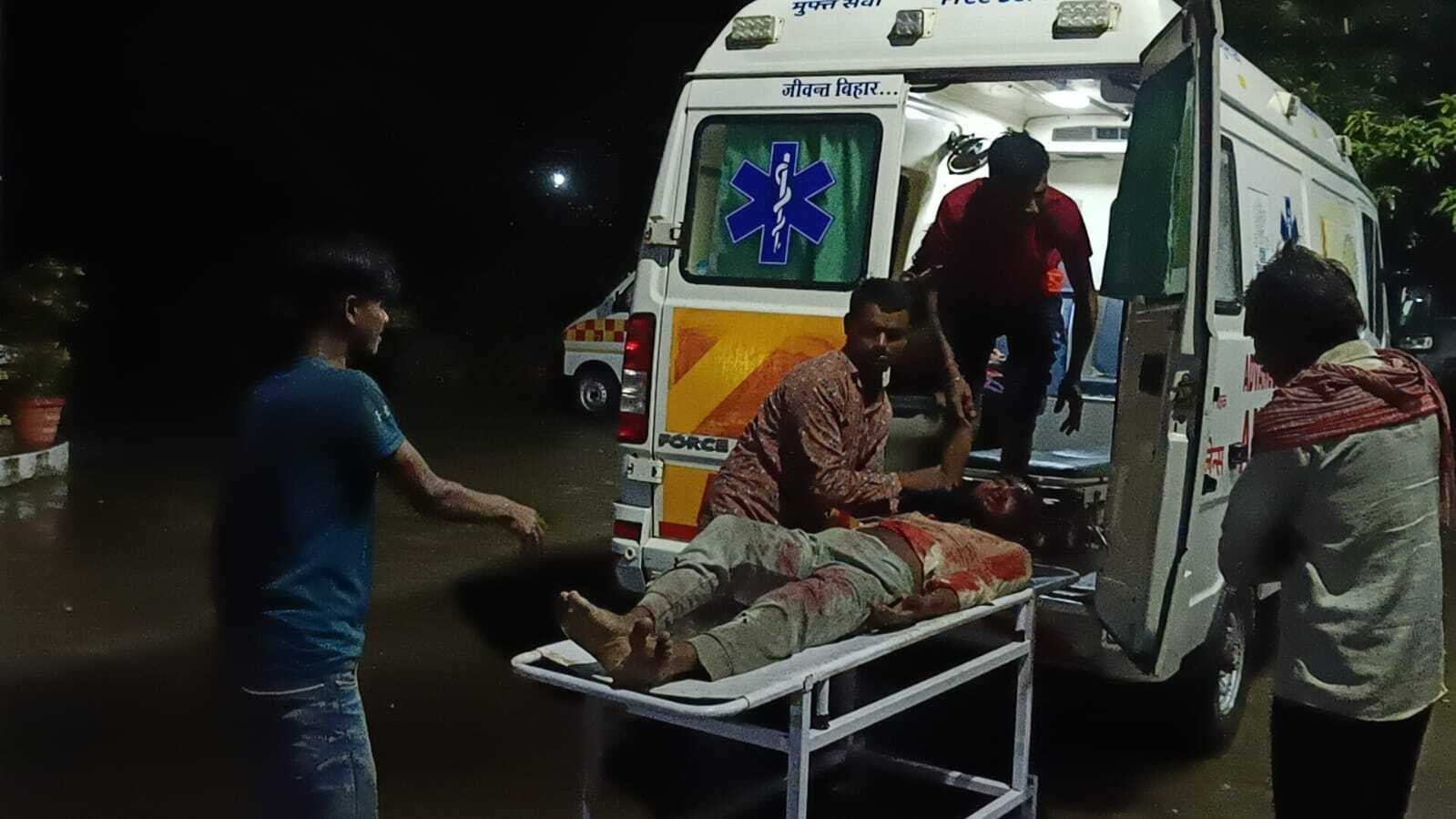 सड़क दुर्घटना में बीस वर्षीय युवती समेत बाइक चालक गंभीर रूप से जख्मी