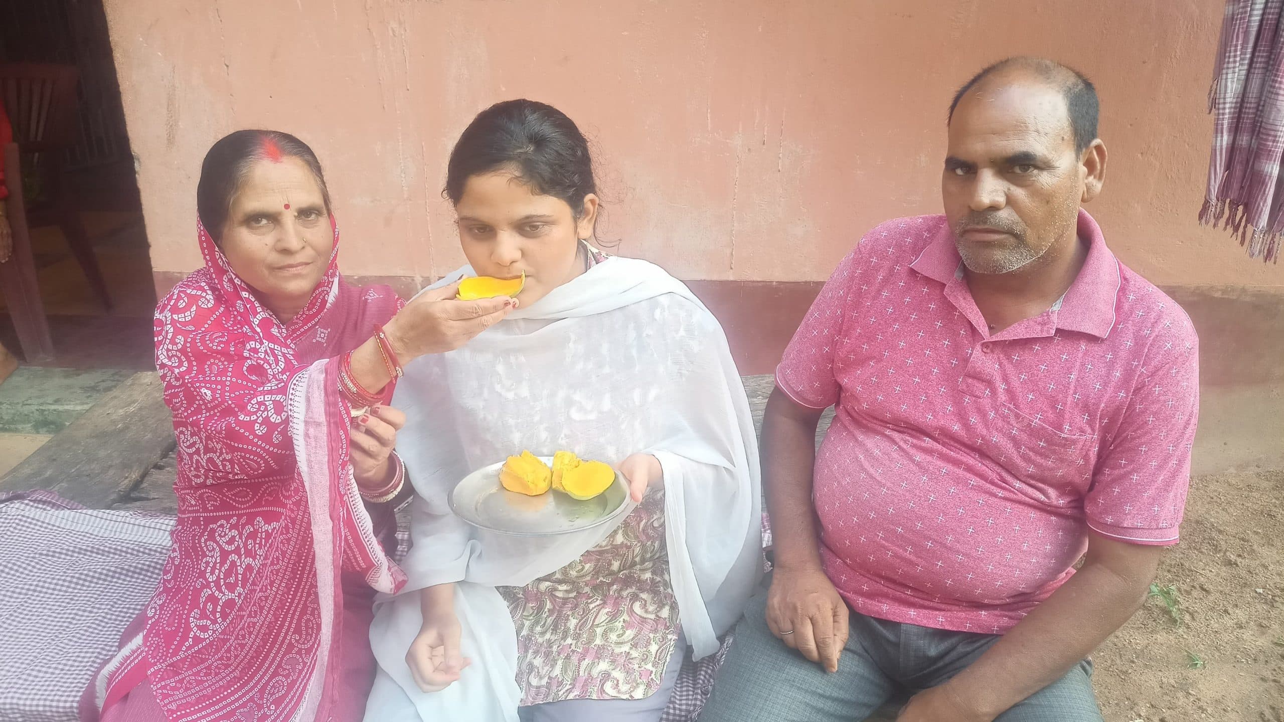 Deoghar news : ऑटो चालक की पुत्री तन्नु प्रिया 92.20 प्रतिशत अंक लाकर बनी जिला टॉपर, राज्य में छठा स्थान