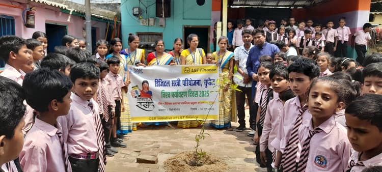 डिजिटल सखी परियोजना के तहत किया गया पौधरोपण, प्लास्टिक मुक्त समाज का लिया संकल्प